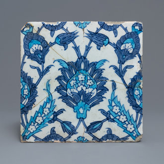 Un carreau à décor floral en céramique d'Iznik en bleu, blanc et turquoise, Turquie, vers 1600