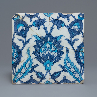 Een blauw-witte en turquoise tegel met floraal decor, Iznik, Turkije, ca. 1600