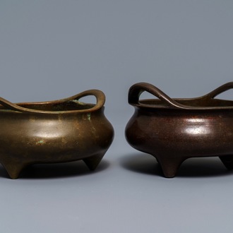 Twee Chinese bronzen wierookbranders op drie poten, Xuande merk, 19e eeuw