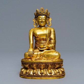 Een Sino-Tibetaanse verguld bronzen figuur van Boeddha Shakyamuni, 17/18e eeuw