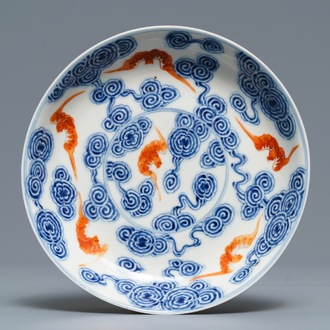 Une assiette en porcelaine de Chine bleu, blanc et rouge de fer, marque de Guangxu, 19/20ème