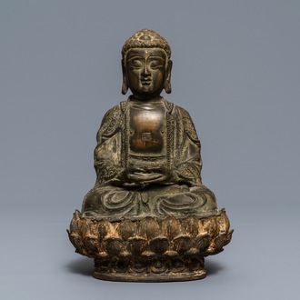 Een Chinese bronzen figuur van Boeddha op een lotustroon, Ming