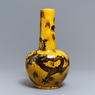 Un vase de forme bouteille en porcelaine de Chine à fond jaune, marque de Qianlong, 19/20ème
