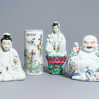 Trois figures en porcelaine de Chine famille rose et un porte-chapeau qianjiang cai, 19/20ème