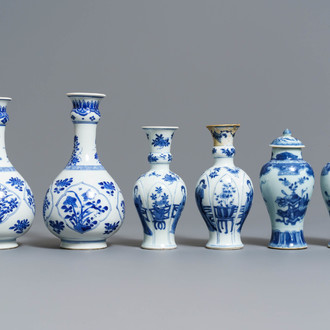 Trois paires de vases en porcelaine de Chine bleu et blanc, Kangxi