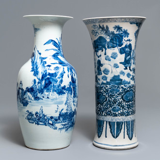 Deux vases en porcelaine de Chine bleu et blanc, 19ème