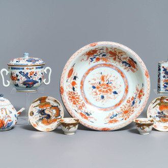 A varied collection of Chinese Imari-style porcelain, Kangxi/Yongzheng