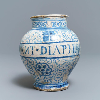 Een blauw-witte Antwerpse of Noord-Nederlandse majolica apothekerspot, 2e helft 16e eeuw