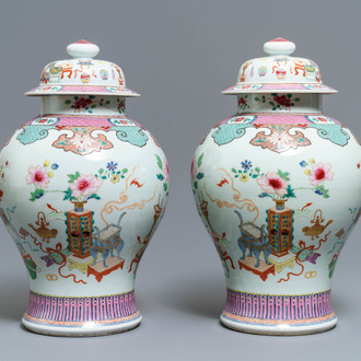 A pair of Chinese famille rose vases and covers with antiquities design, 18/19th C.