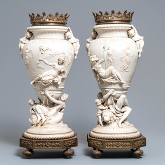 Une paire de vases en biscuit aux montures en bronze, signés Jammes, France, 19ème