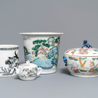 Four pieces of Chinese famille rose and grisaille porcelain, 19/20th C.