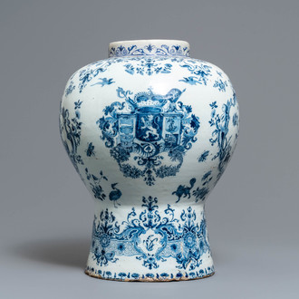 Een grote blauw-witte Delftse vaas met de wapens van het Hertogdom Brabant, 1e helft 18e eeuw
