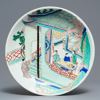 Un plat en porcelaine de Chine famille verte à décor d'une cérémonie de thé, Kangxi