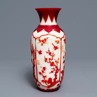 Un vase en verre de Pékin à décor 'overlay' en rouge sur fond 'blanc de lait', marque Daoguang, 19/20ème