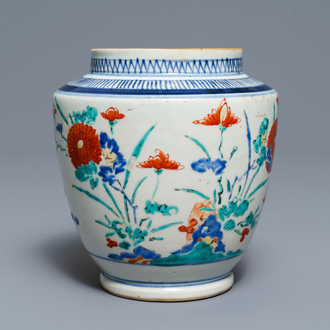 Un vase en porcelaine Kakiemon à décor floral polychrome, Edo, Japon, 17ème