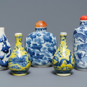 Cinq tabatières en porcelaine de Chine bleu, blanc et à fond jaune, 19/20ème