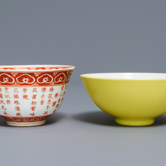 Un bol en porcelaine de Chine jaune monochrome et un en rouge de fer, marques de Yongzheng et Qianlong, 19/20ème