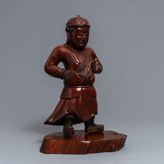 Une grande figure d'un gardien en bois sculpté et laqué, Chine, 19ème