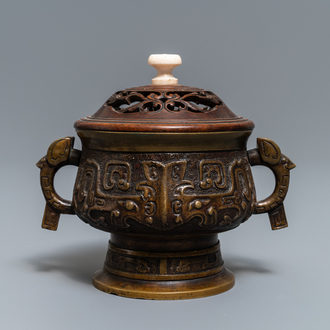 Een Chinese bronzen wierookbrander met houten deksel, Xuande merk, 19e eeuw