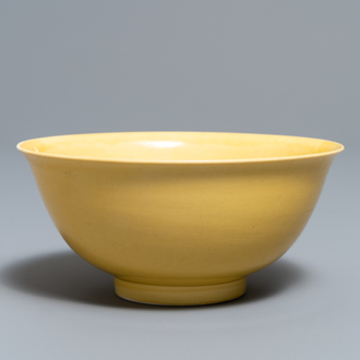 Un bol impérial en porcelaine de Chine jaune monochrome, marque et époque de Kangxi