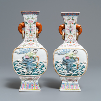 Une paire de vases en porcelaine de Chine famille rose à décor en relief de Liu Hai, marque de Qianlong, 19ème