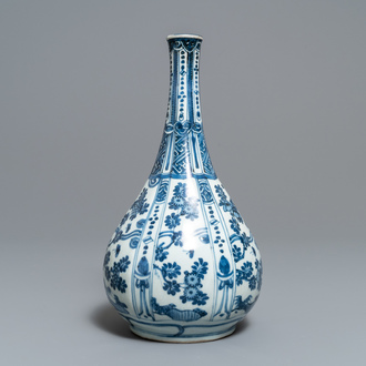 Een Chinese blauw-witte flesvormige vaas met bloemen, Wanli