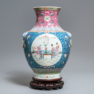 Un grand vase de forme 'hu' en porcelaine de Chine famille rose, marque de Qianlong, République, 20ème