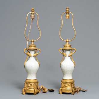 Une paire de vases en porcelaine de Chine à fond craquelé aux montures en bronze doré, Chine, 18ème