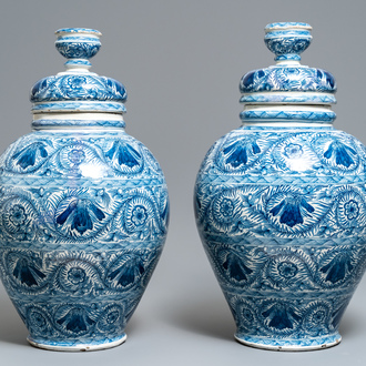 Une paire de grands vases couverts en faïence de Delft bleu et blanc, 18ème