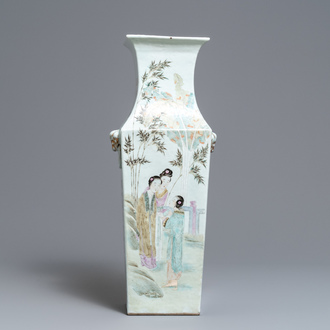 Un vase de forme carré en porcelaine de Chine qianjiang cai, 19/20ème