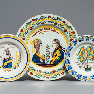Deux assiettes et un plat en faïence polychrome de Delft à décor orangiste, 18ème