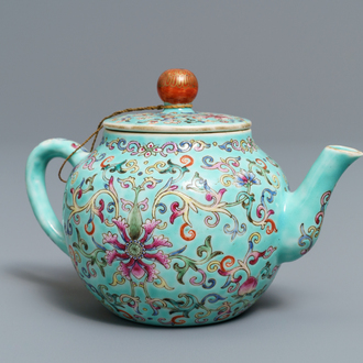 Een Chinese famille rose theepot met turquoise fondkleur, Jiaqing merk, Republiek, 20e eeuw