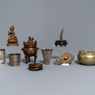 Een diverse collectie Chinees metaal, w.o. paktong, zilver en verguld brons, 17e eeuw en later