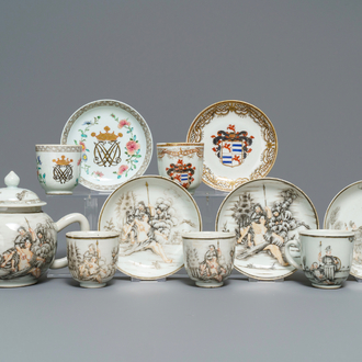 Cinq tasses et soucoupes et une théière en porcelaine de Chine famille rose et grisaille, Yongzheng/Qianlong