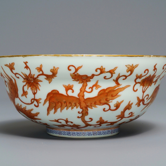 Un bol en porcelaine de Chine rouge de fer à décor de phénix, 19ème