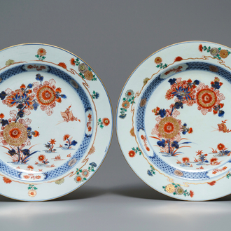 Een paar Chinese verte-Imari schotels, Kangxi/Yongzheng