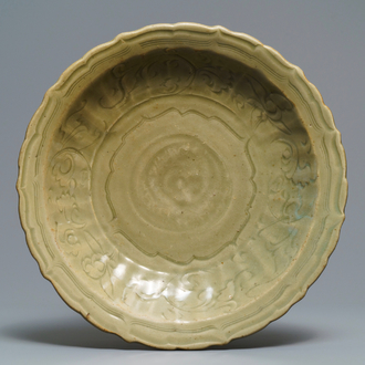 Un plat en porcelaine de Chine céladon de Longquan à décor incisé, Ming