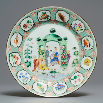 Een Chinese famille rose schotel naar Cornelis Pronk, 'Het prieel', Qianlong, ca. 1740