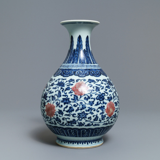 Un vase yuhuchunping en porcelaine de Chine bleu, blanc et rouge de cuivre, Qianlong