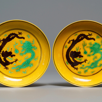 Une paire de coupes en porcelaine de Chine à décor de dragons sur fond jaune, marque et prob. époque de Tongzhi