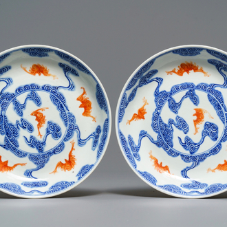 Une paire d'assiettes en porcelaine de Chine bleu, blanc et rouge de fer, marque de Guangxu, 19/20ème