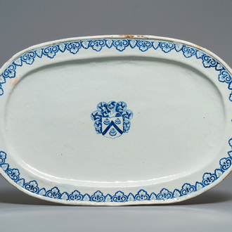 Un grand plat ovale en faïence bleu et blanc aux armes de des Barres, Rouen, 18ème