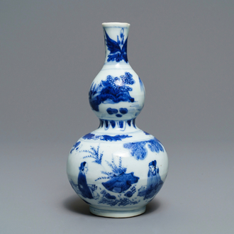 Een Chinese blauw-witte kalebasvaas met figuratief decor, Transitie periode