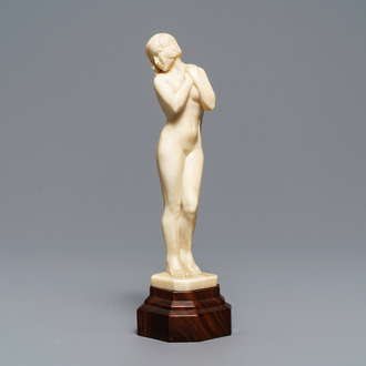 Une figure Art Deco d'une femme nue en ivoire sculpté, 1ère moitié du 20ème