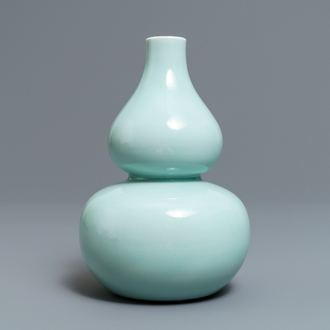 Un vase de forme double gourde en porcelaine de Chine céladon monochrome, marque de Qianlong, 19ème