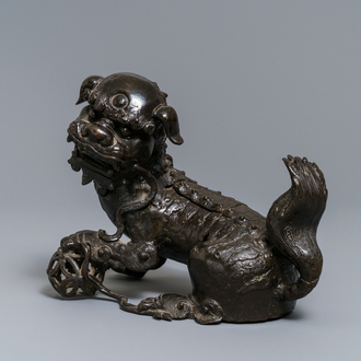 Un modèle d'un lion bouddhiste en bronze, Chine, Ming