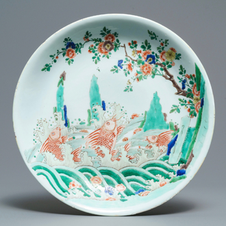 Un plat en porcelaine de Chine famille verte à décor de carpes, Kangxi