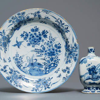 Een blauw-witte Delftse chinoiserie vaas en een schotel, eind 17e eeuw