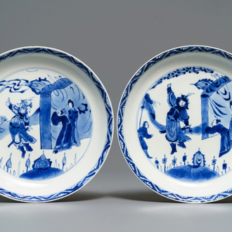 Une paire d'assiettes en porcelaine de Chine bleu et blanc, marque de Chenghua, Kangxi