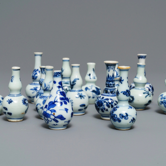 Quinze vases miniatures en porcelaine de Chine bleu et blanc, Kangxi